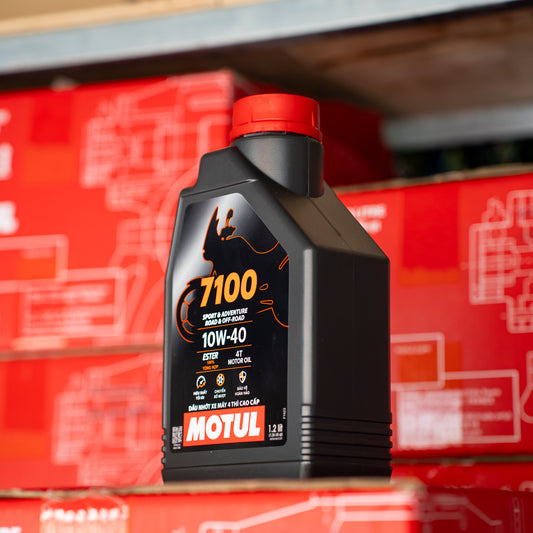 Motul 7100 10W40 – Nhớt tổng hợp cao cấp dành cho xe côn tay