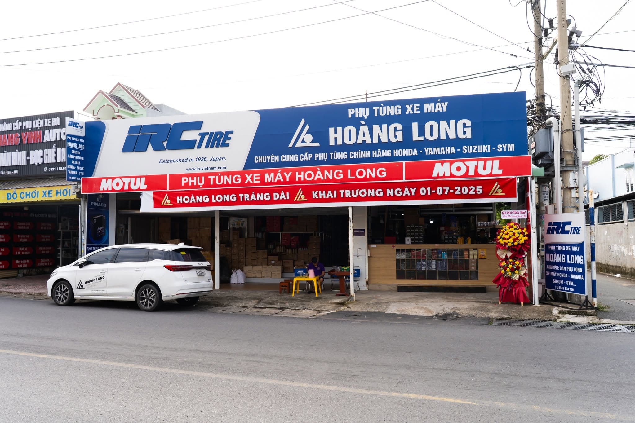 Mặt tiền cửa hàng phụ tùng xe máy Hoàng Long