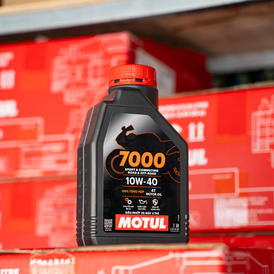 Motul 7000 10W40 – Nhớt bán tổng hợp cho xe côn tay, hiệu suất vượt trội